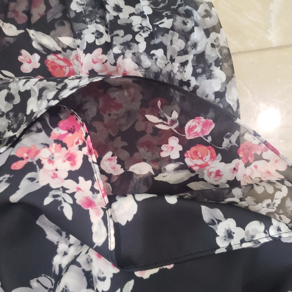 White House Black Market Floral Top - Picture 10 of 12